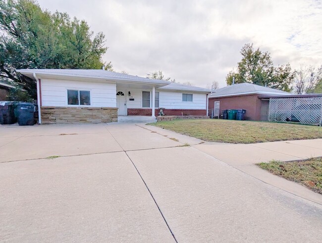 Foto del edificio - Huge Kitchen in NW OKC