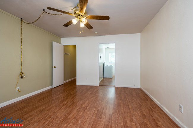 Building Photo - 420 S 3rd St