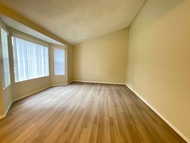 Building Photo - The Gables Townhomes: 2 Bed 2.5 Bath Attac...
