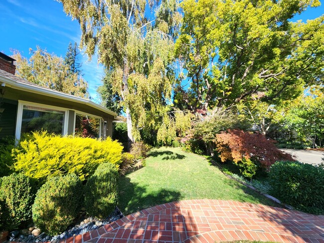 Building Photo - Charming Single Family Home in West Menlo ...