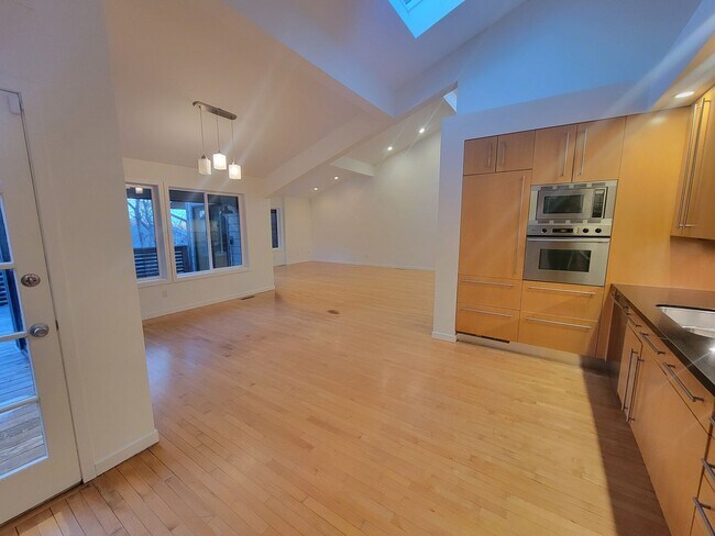 Foto del edificio - Amazing Wonderland Hill home for rent at e...