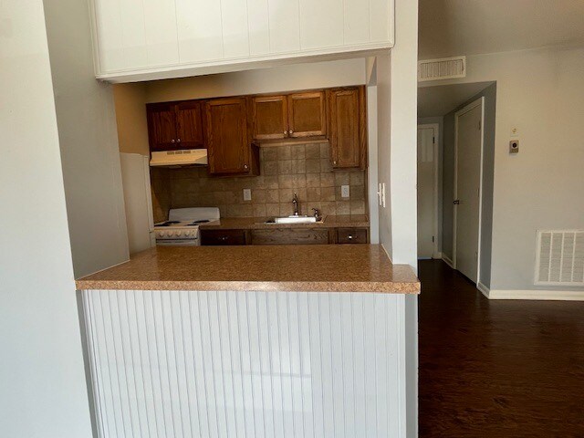 Kitchen -Hallwah - 444 S Ashland Ave