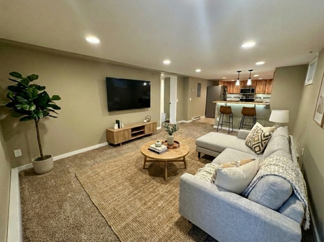 Building Photo - ***MOVE IN SPECIAL*** 2 WEEKS FREE Beautifully Remodeled 1 Bedroom / 1 Bath Unit in the Heart of ...