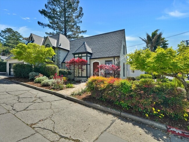Building Photo - 81 Elm Ave