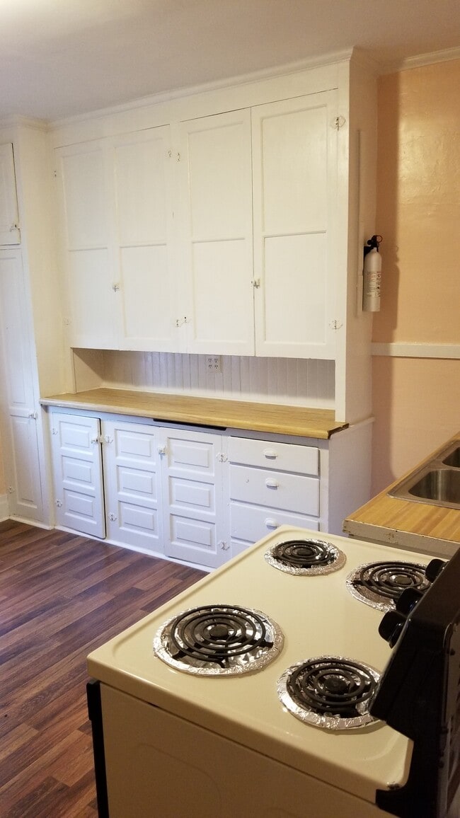 Kitchen - 91 Ross Ave