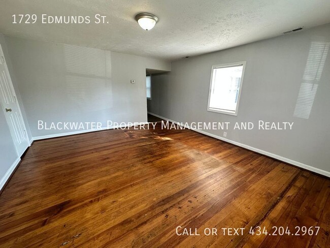 Building Photo - Two Bedroom Home Off Campbell Avenue!