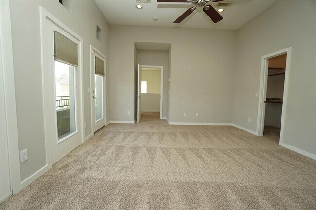Foto del edificio - Stunning Townhouse In A Great Location Nea...