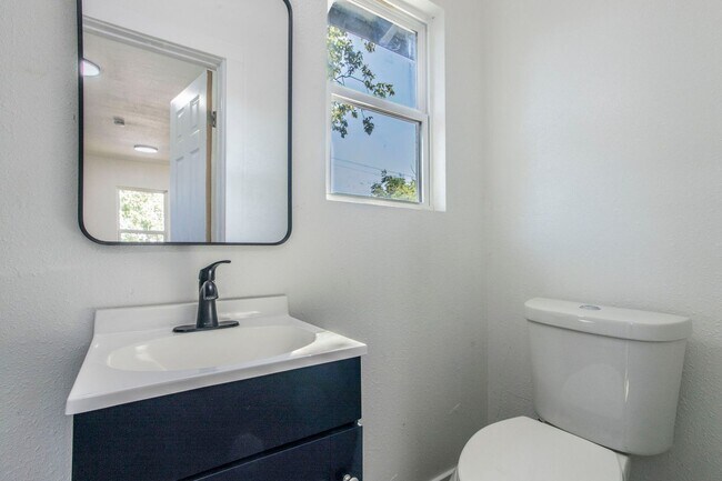 Foto del edificio - 2215 N Elmendorf St