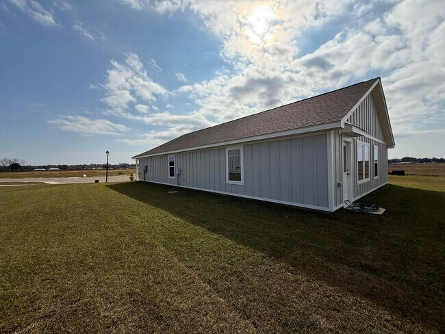 Building Photo - Four Bedroom/Two Bath - Summerdale