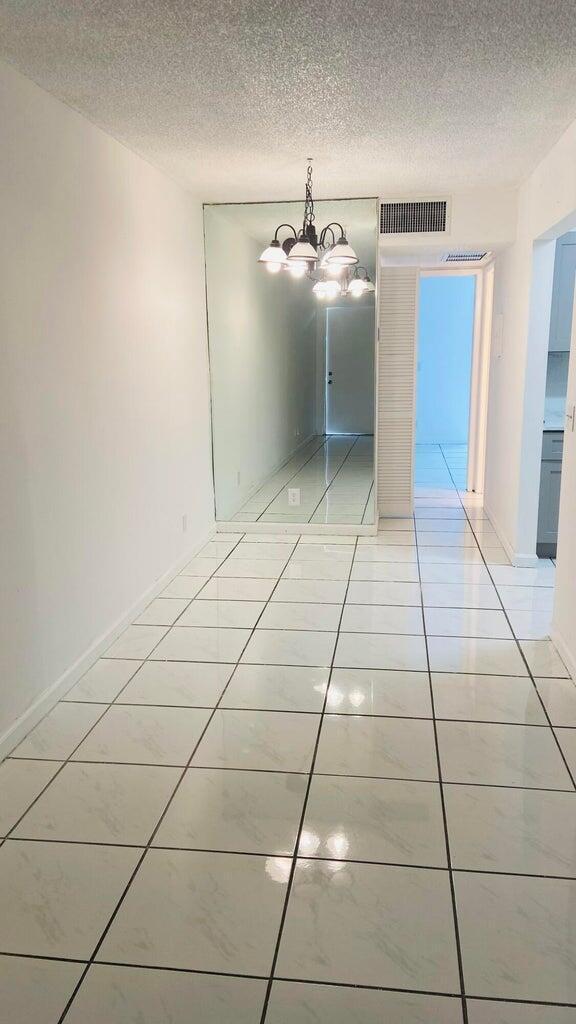 Foto del edificio - 600 Village Green Ct