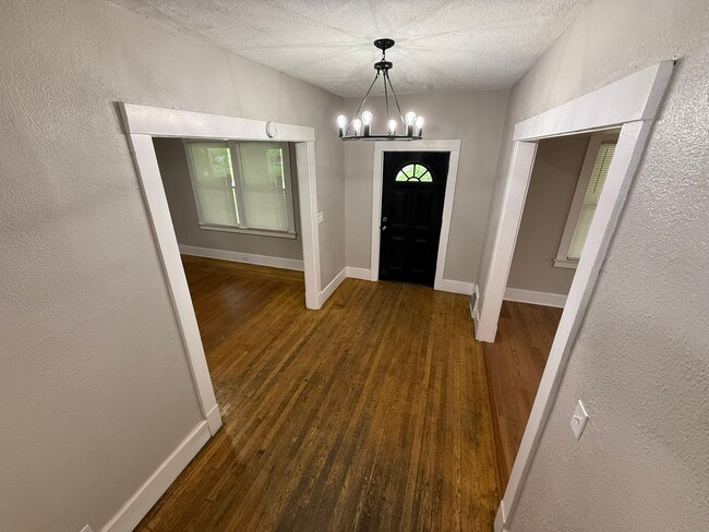 Building Photo - Updated and Spacious 3-4 Bedroom, 2 Story Home Located on North Side of Youngstown