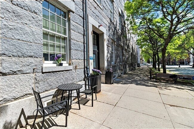 Building Photo - 33 3rd St