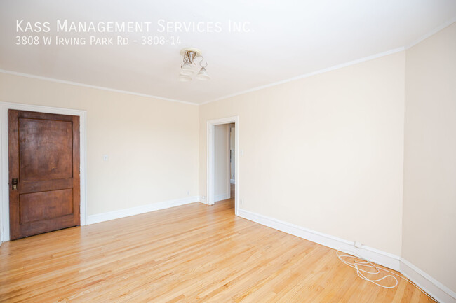 Foto del edificio - Irving Park 1 bed/1 bath, Hardwood floors,...