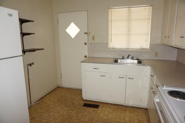 Building Photo - 2302 Durwood Rd