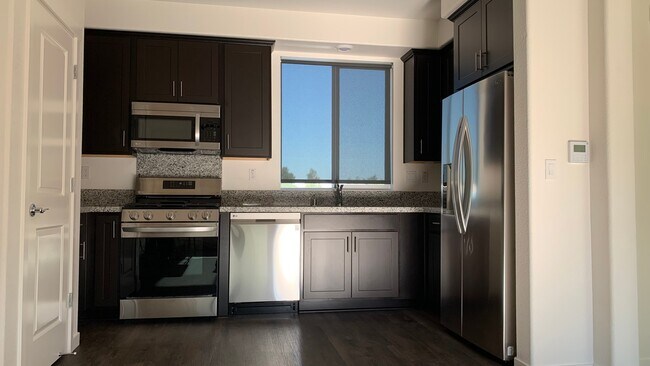 Building Photo - 2500 Wildflower Sta Pl