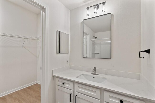 Building Photo - 2320 Gracy Farms Ln