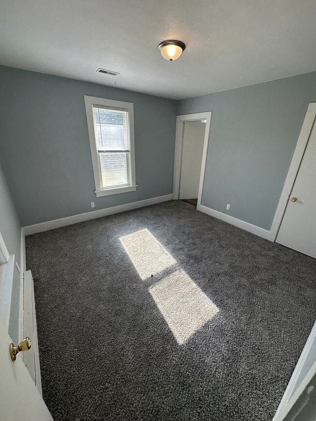 Building Photo - 336 N Grand Ave W