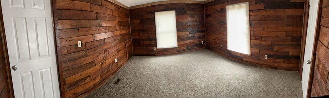 Building Photo - Large Newly Remodeled Home