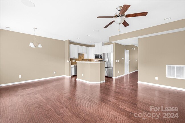 Building Photo - 2446 Silverthorn Dr