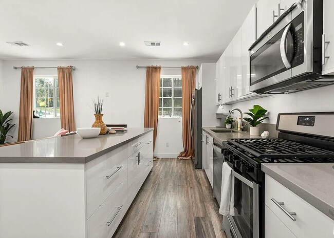 Foto del edificio - 6650 Valley Circle Blvd