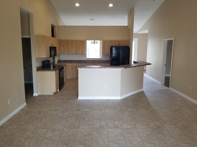 Foto del edificio - *Annual* Spacious 4 Bedroom, 2.5 Bath!
