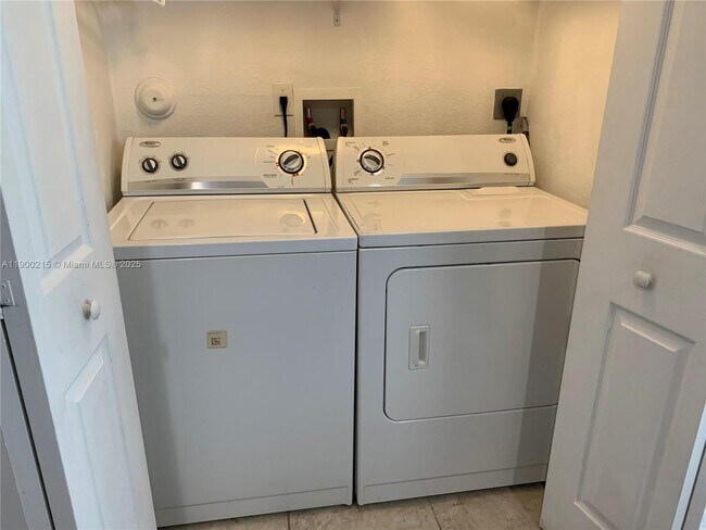 Foto del edificio - 10855 NW 88th Terrace