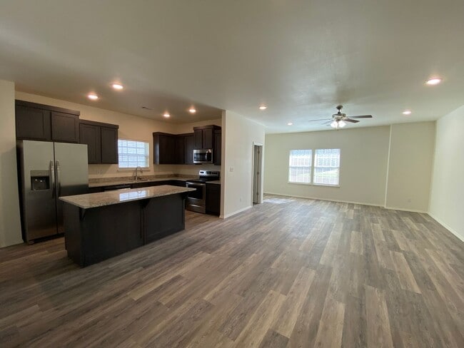 Building Photo - 916 S Amarillo Ave