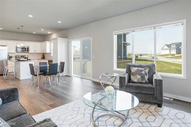Building Photo - Charming 3 Bedroom Home in Urbandale