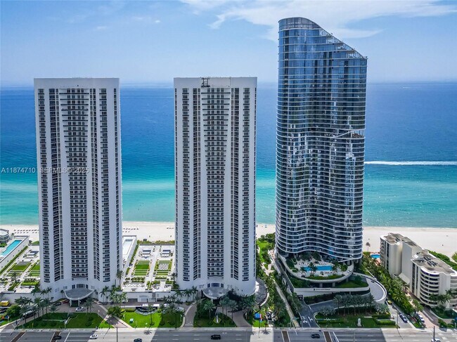 Foto del edificio - 15811 Collins Ave