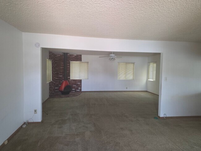 Foto del edificio - 5673 Barclay Ave