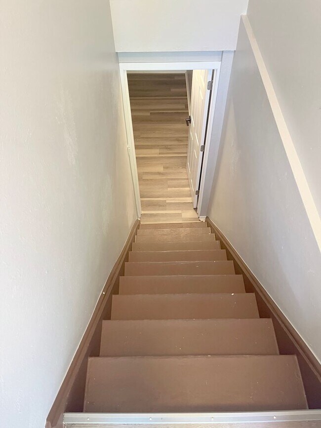 Building Photo - Lower level remodeled duplex!