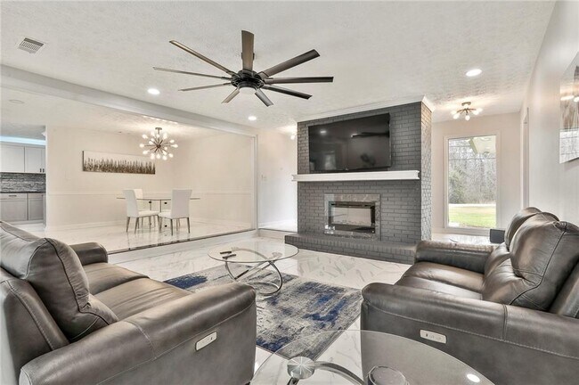 Foto del edificio - 558 Kenwood Rd