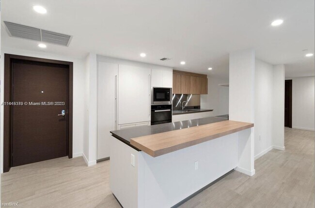 Building Photo - 3 br, 3.5 bath Condo - 1000 Brickell Plz U...