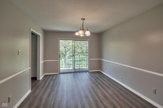 Building Photo - 922 Hoover Village Dr