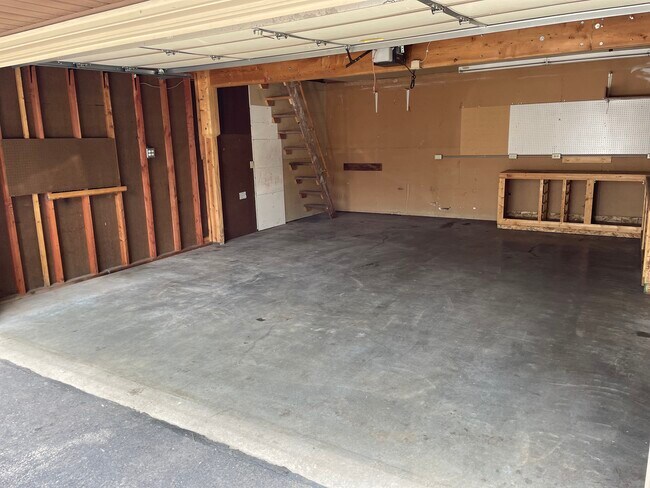 Escaleras al garaje loft trasero izquierdo - 4702 Markham Pt