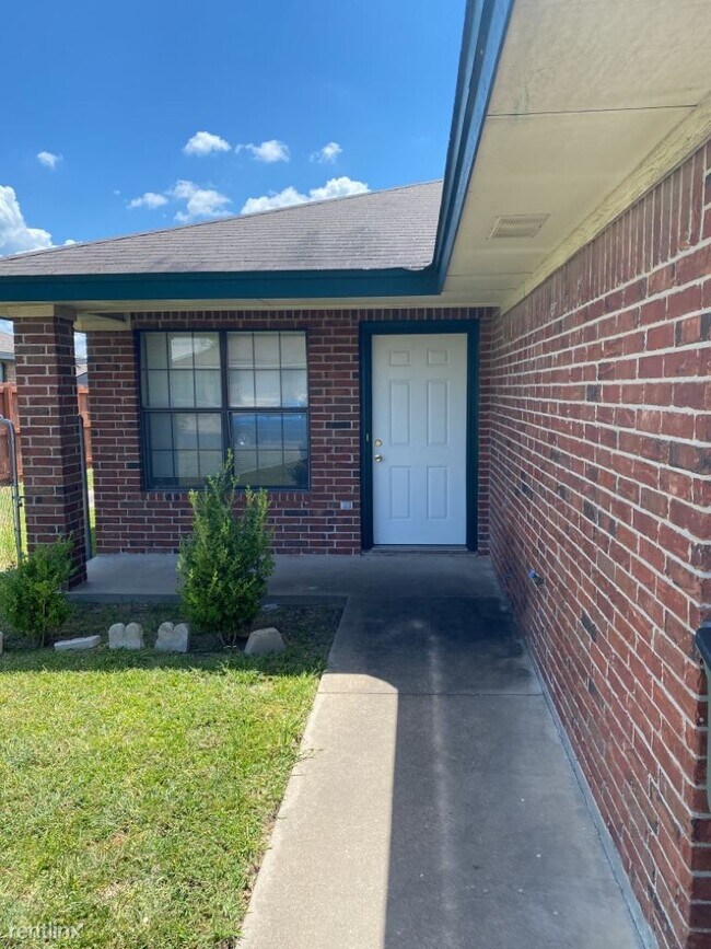 Building Photo - 3 br, 2 bath Duplex - 5208 Morning Glen Ln...