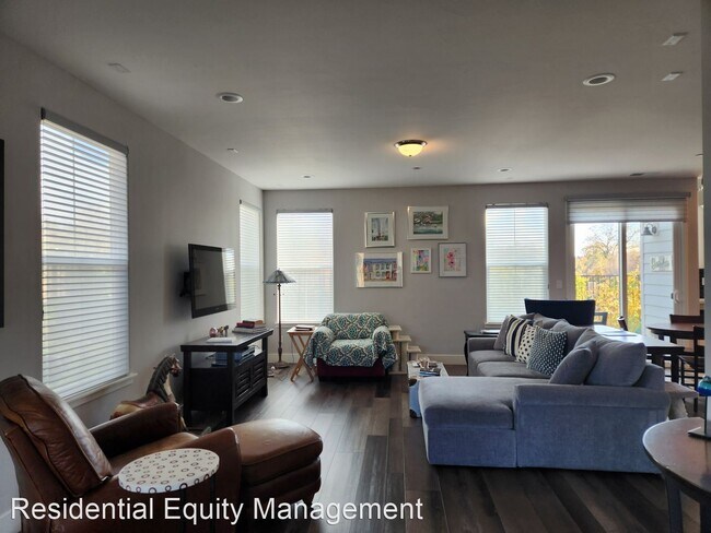 Building Photo - 4 br, 3 bath House - 724 Silo Street