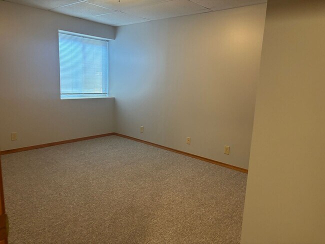 Building Photo - Spacious 4 Bed 3 Bath Home
