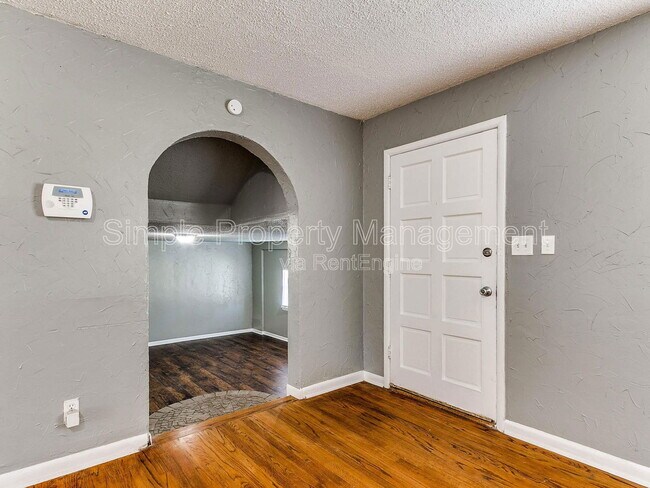 Foto del edificio - 10509 Greystone Ave