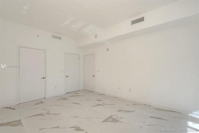 Building Photo - 801 South Pointe Dr