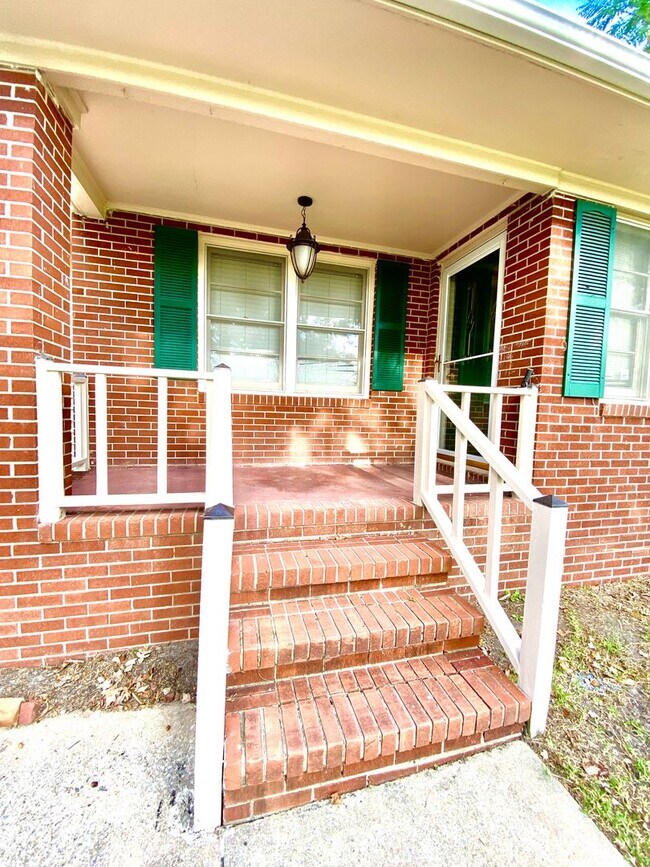 Building Photo - Jacksonville Farmhouse for Rent!