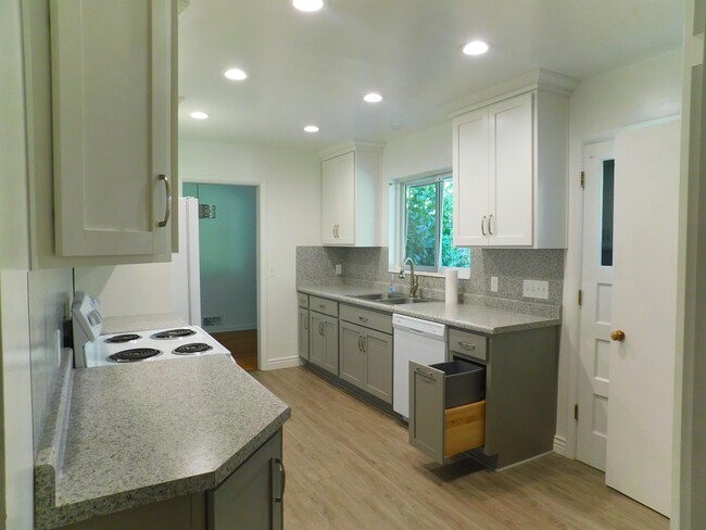 Building Photo - 2455 Skyline Dr