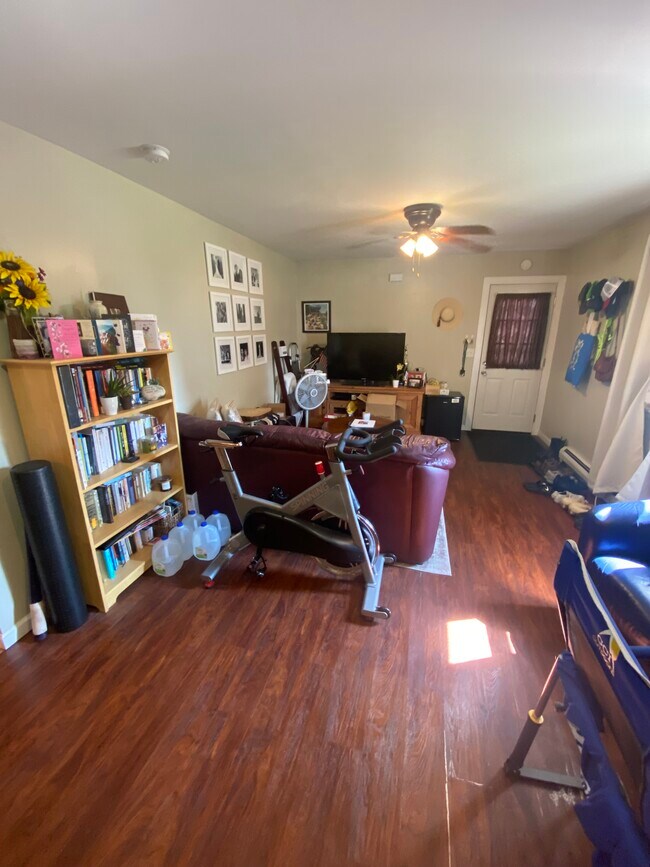 Family room - 137 Whitehall Rd