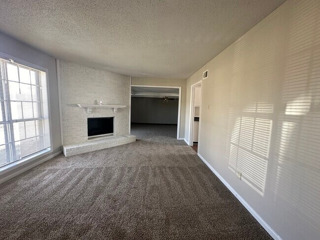 Foto del edificio - 5739 Tulip Tree - Available Now!