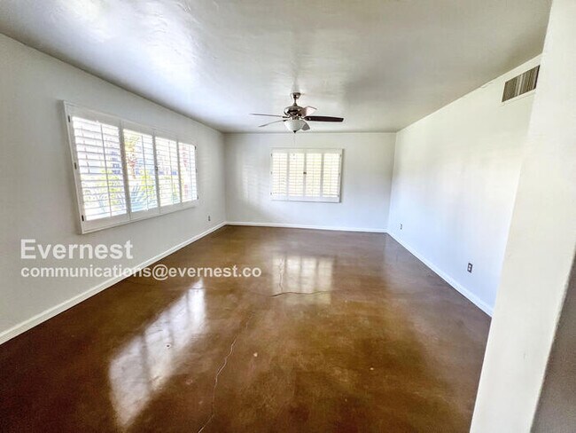 Building Photo - 801 W Earll Dr