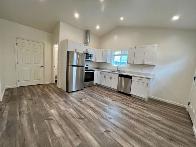 Building Photo - 1601 Hilby Ave