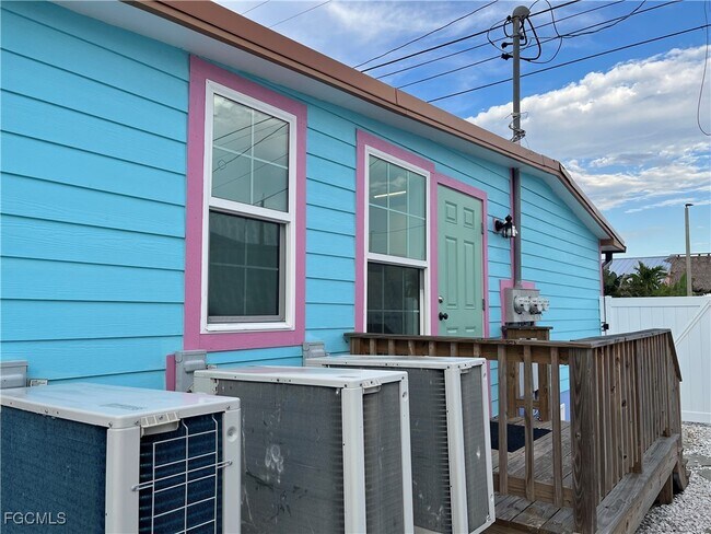 Foto del edificio - 4874 Pine Island Rd
