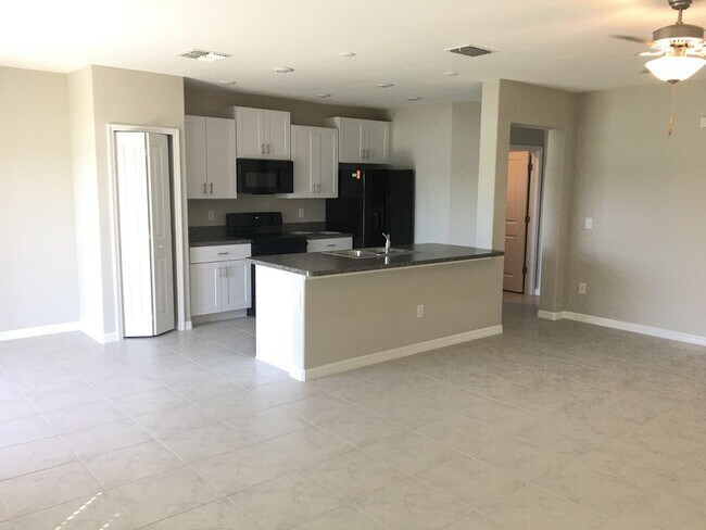 Building Photo - Beautiful 4 bed 2.5 bath Lennar home