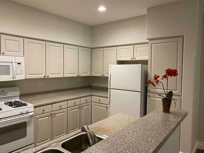 Foto del edificio - Great first floor corner unit!!