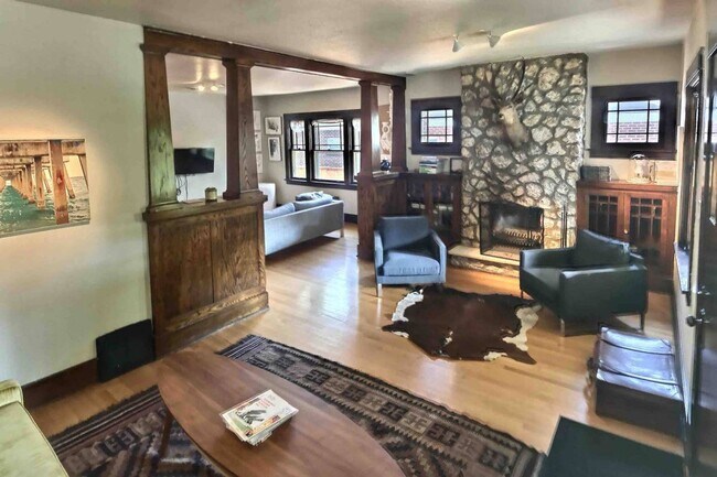 Foto del edificio - West Highlands 2 Bedroom Duplex with 2 Car...